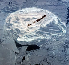 Вокруг затопленных кораблей во время подвижек образуются мощные навалы льда