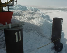 Мощные навалы льда вокруг буровой платформы «Сункар»